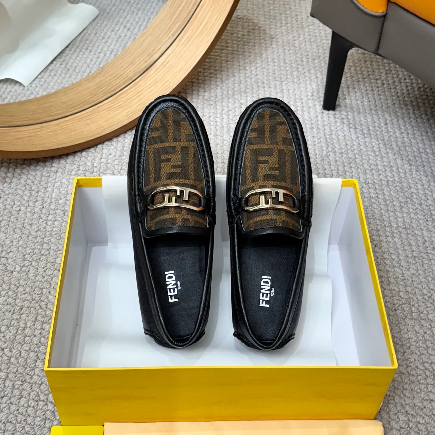 Men's shoes 💰420 [FENDI Fendi] 2⃣️0⃣️2⃣️5️⃣New Milan men's fashion lazy catwalk style ✅ fashionable casual beanie shoes, imported calfskin fabric, super smooth texture, sweat-absorbent and breathable, (sheepskin lining). Metal LOGO on the shoe body, Medusa avatar, irregular avatar, high-end craftsmanship logo✅ French Loft set foot design style 👟Low-key and elegant, great on-foot effect... Men's shoe size: 38-46 (4-12)